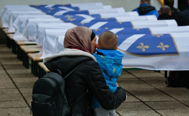 Bosna'daki savaşta &ouml;ld&uuml;r&uuml;len 12 Boşnak 27 yıl sonra toprağa verildi