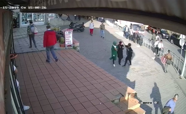 Karaköy'de kaldırımda yürüyen bir kadın, yanından geçen başörtülü kıza saldırdı