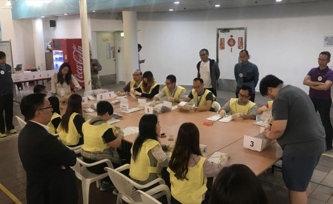 Protestoların devam ettiği Hong Kong'daki yerel seçimde oy sayım işlemi başladı