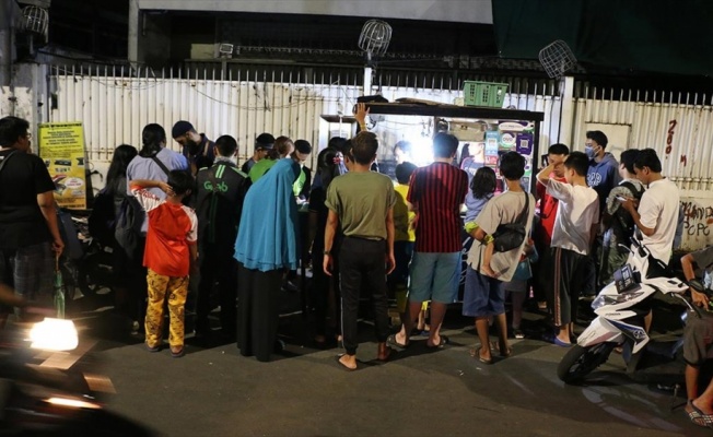 Endonezya'da tavuk döner için günlerce bekliyorlar