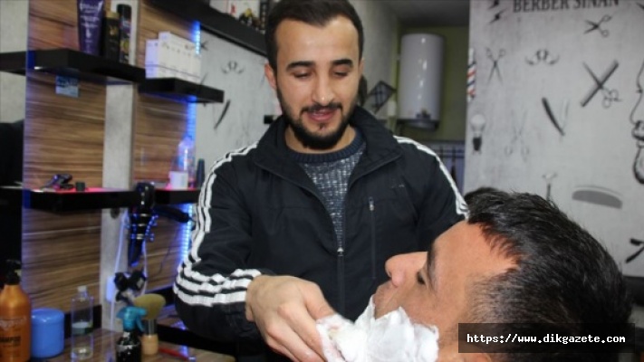 Farkındalık için engellileri ücretsiz tıraş ediyorlar