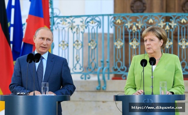 Putin, Merkel ile Libya krizini görüştü