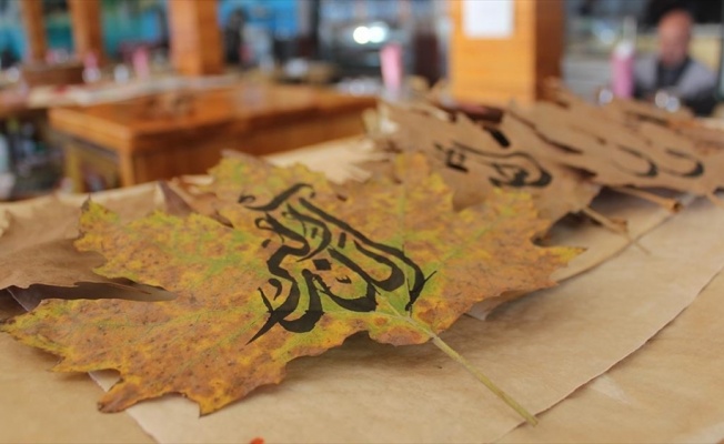 Sonbahar yaprakları 'hat çalışması' ile sanat eserine dönüşüyor