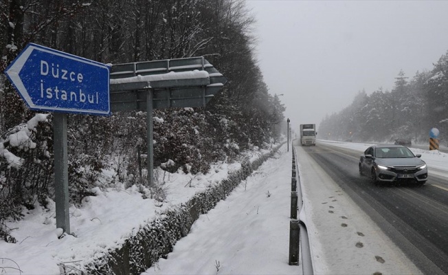 Bolu Dağı'nda yoğun kar yağışı etkili oluyor