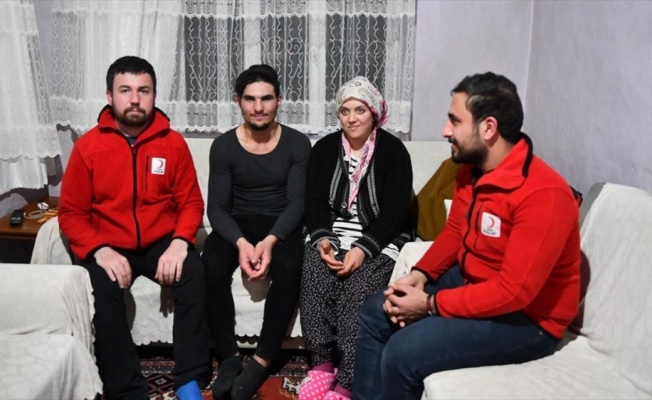 Depremzedeleri kurtaran Suriyeli gencin ailesine kavuşması i&ccedil;in harekete ge&ccedil;ildi