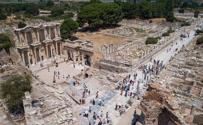 Efes Antik Kenti 2 milyon ziyaret&ccedil;iye yaklaştı