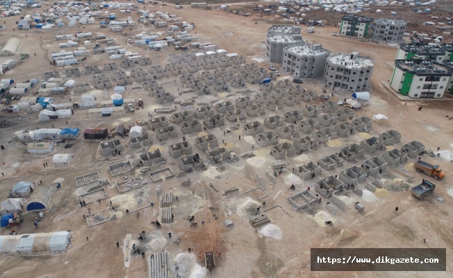 İHH İdlib'de briket ev inşasına başladı