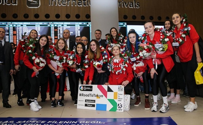 Olimpiyat vizesi alan A Milli Kadın Voleybol Takımı, İstanbul'da coşkuyla karşılandı