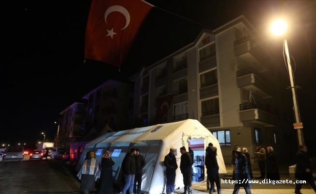 Şehidin Ankara'daki evi T&uuml;rk bayraklarıyla donatıldı