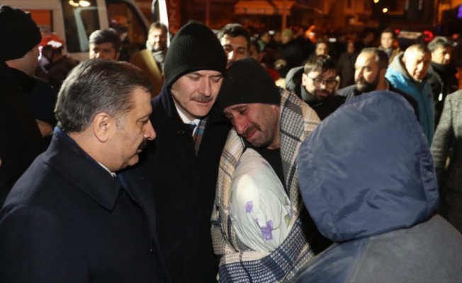 &Uuml;&ccedil; bakan Elazığ'da arama kurtarma &ccedil;alışmalarını takip ediyor