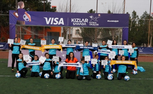 Visa Kızlar Sahada Futbol Okulları ile kadın futbolu T&uuml;rkiye'ye yayılıyor