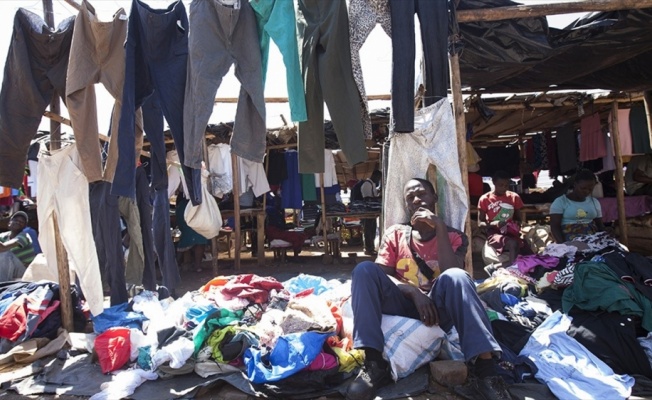 Zimbabveli seyyar satıcılar, ikinci el kıyafetlerden her g&uuml;n y&uuml;zlerce dolar kazanıyor