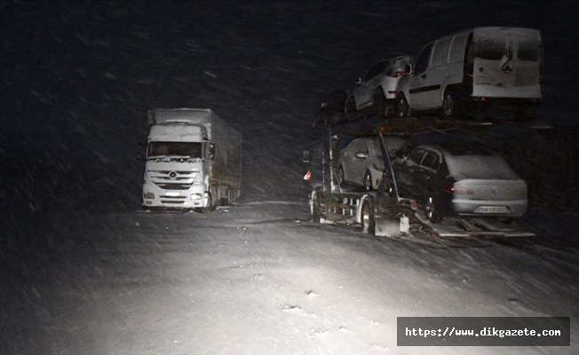 Ağrı Tendürek Geçidi&#039;nde ulaşıma kar ve tipi engeli