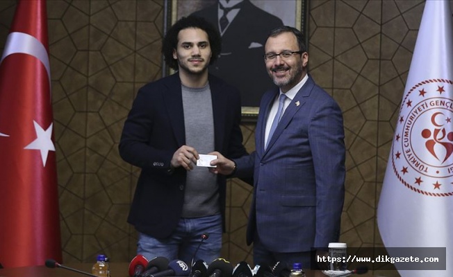 Bakan Kasapoğlu Larkin'e TC kimlik kartını verdi