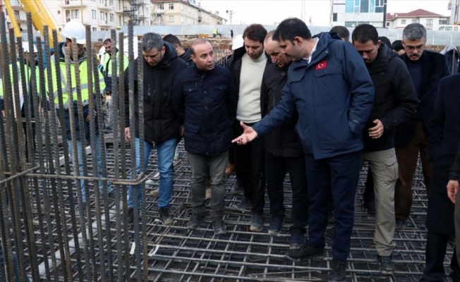Bakan Kurum, depremzedeler için konut inşa edilecek alanda inceleme yaptı