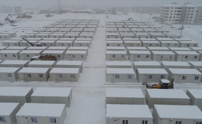 Depremzedeler i&ccedil;in konteyner kent kurulumu kar yağışına rağmen s&uuml;r&uuml;yor