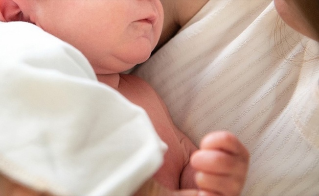 Dünyada ilk kez yumurtaları laboratuvarda olgunlaştırıldıktan sonra dondurulan kadın anne oldu