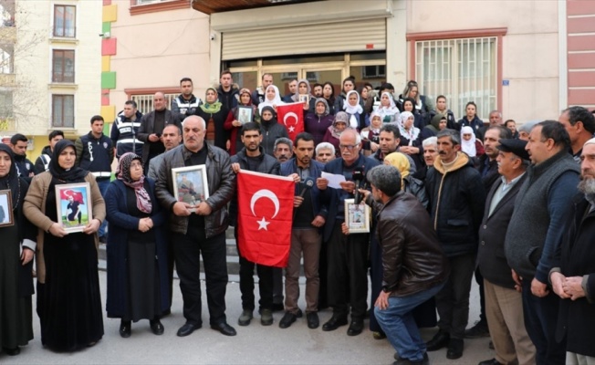 Evlat nöbetini sürdüren aileler 33 askerin şehit düştüğü saldırıyı kınadı