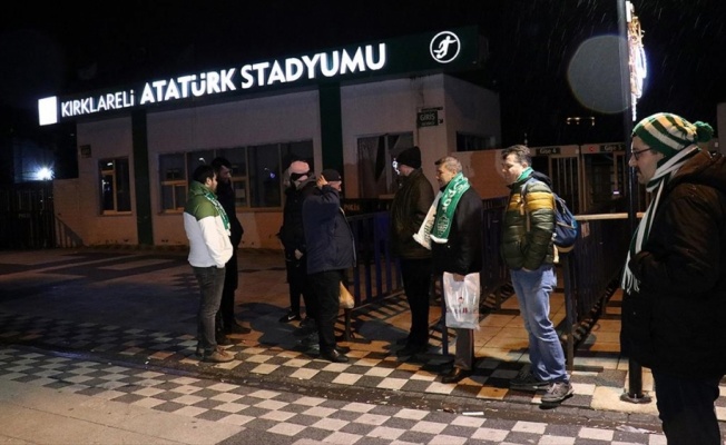 GMG Kırklarelispor-Fenerbahçe maçı öncesi bazı taraftarlar geceyi stat önünde geçirdi