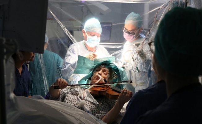 İngiltere&#039;de bir müzisyen beyin ameliyatı sırasında keman çaldı