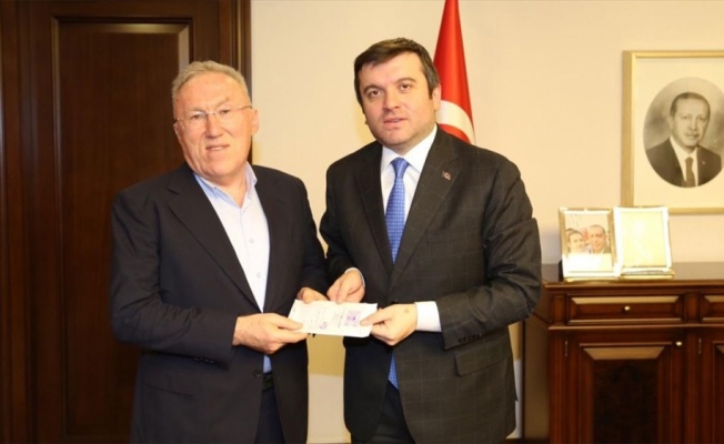 Japonya'da öğrenciler, depremzedeler için topladıkları parayı büyükelçiliğin posta kutusuna bıraktı