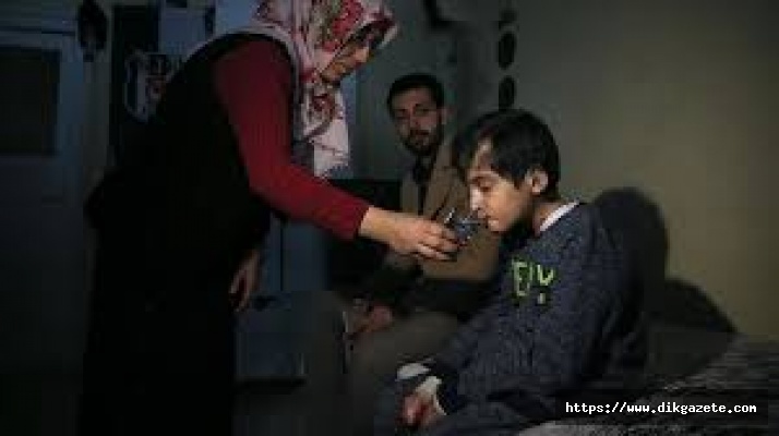 &#039;Kelebek hastası&#039; Hamza bedenine yüklenen ağır yükü taşımaya çalışıyor