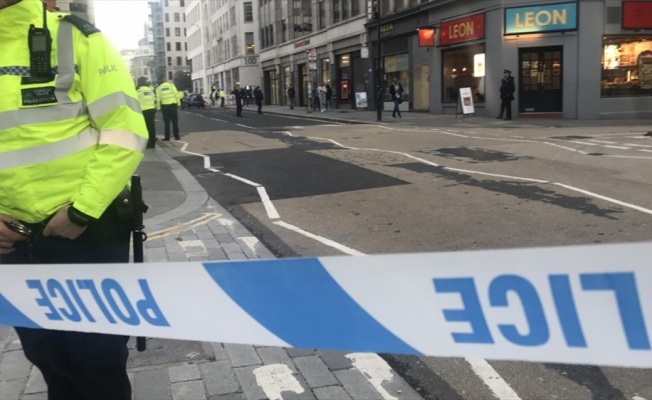 Londra'da terörle bağlantılı olduğu belirtilen olayda polis bir kişiyi vurdu