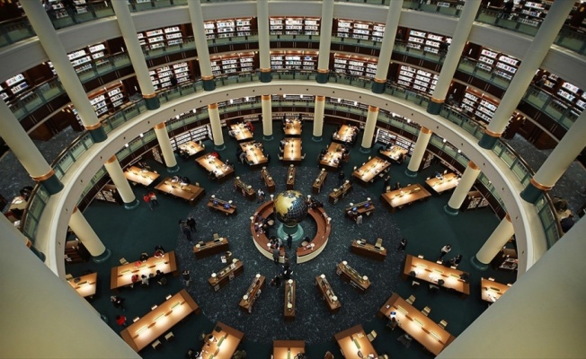 Millet Kütüphanesi'nin milyonlarca kitapla dolu rafları zamanda yolculuğa çıkarıyor
