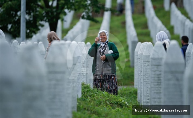 Srebrenitsa'nın yalnız anneleri, eski fotoğraflarla avunup sevdiklerine yeniden kavuşmayı bekliyor