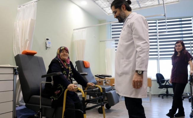 Diyabetik ayak hastası kadın ozon ve larva tedavisiyle sağlığına kavuştu