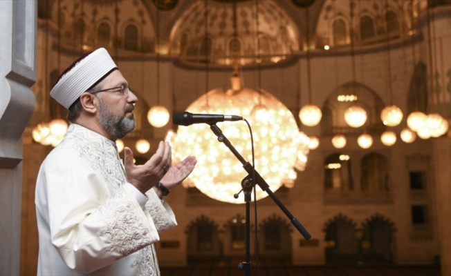 Diyanet İşleri Başkanı Erbaş, koronavirüsün son bulması için dua etti