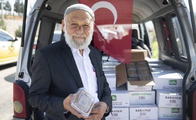 'Elmacı dede' mehmetçiğe tatlı dağıtmak için memleketi Denizli'den Hatay'a geldi