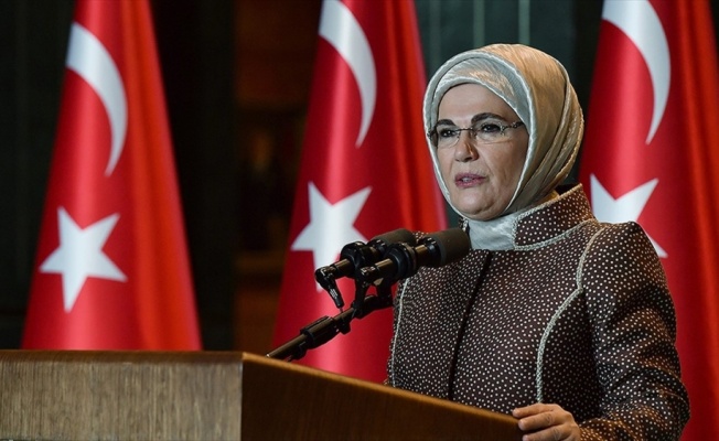Emine Erdoğan'dan gençlere yaşlıları korumak için dayanışma çağrısı