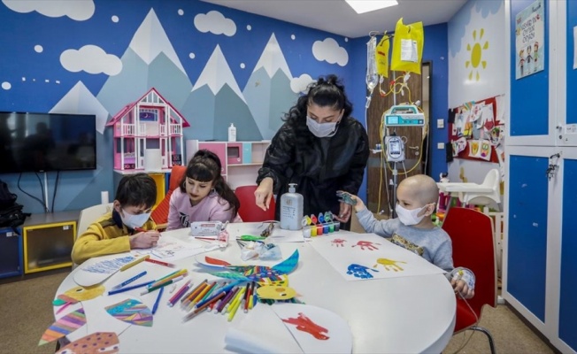 Kanser hastası &ccedil;ocuklar oyun at&ouml;lyeleriyle moral buluyor