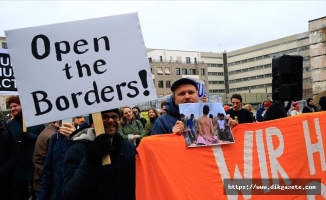 Merkel ile Mi&ccedil;otakis AB ve Yunanistan&rsquo;ın sığınmacı politikası sebebiyle protesto edildi