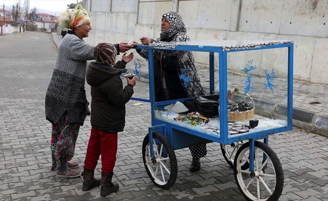 'S&uuml;per babaanne' iki torununa tatlı ve el işi satarak bakıyor