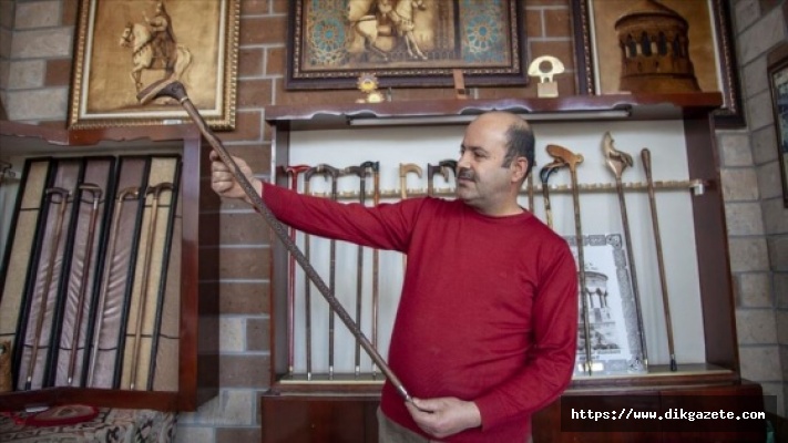 Ahlatlı usta, Sağlık Bakanı Koca'ya asırlık ceviz ağacından özel baston yaptı