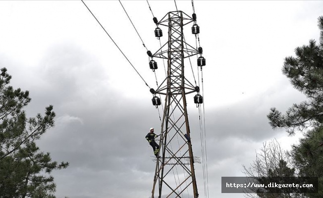 &Ccedil;oruh EDAŞ ekipleri karantinaya alınan k&ouml;ydeki elektrik arızasını giderdi