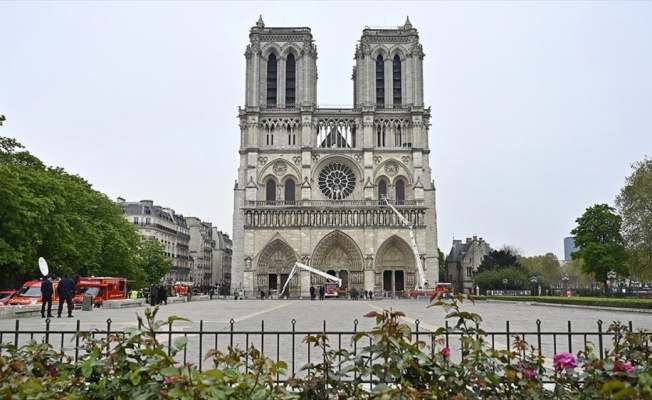 Fransa'nın sembolü 'Notre Dame' yangının ardından onarılmayı bekliyor