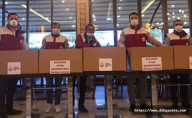 İhtiyaç sahibi ailelerin iftar sofraları şehitlerin anısıyla kuruluyor