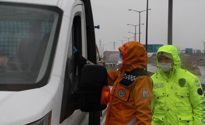 İstanbul'un giriş ve çıkışlarında sürücüler ile yolcuların ateş ölçümü yapılıyor