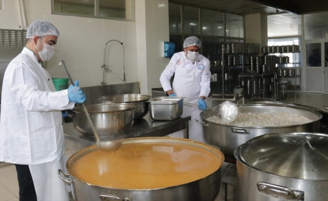 Türk Kızılayın kazanları Van'da ihtiyaç sahipleri için kaynıyor