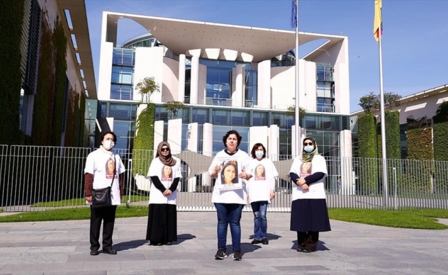 Almanya'da kızı PKK tarafından kaçırılan anne başbakanlık önünde eylem yaptı