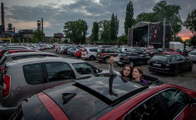 Avrupa ülkeleri Kovid-19 tedbirlerini kaldırmaya devam ediyor