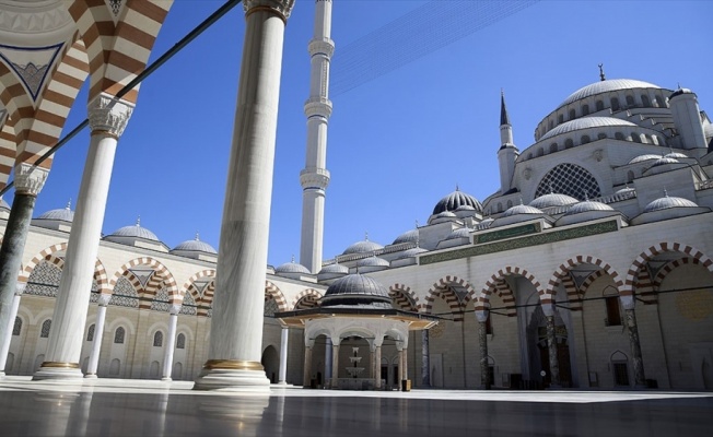 İstanbul'da avlusu ve çevresi müsait olan camilerde cuma namazı kılınabilecek