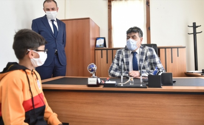 Kastamonu'da para dolu cüzdanı bularak muhtarlığa teslim eden çocuk ödüllendirildi