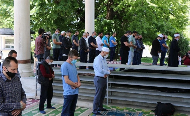 Kuzey Makedonya'da camiler yaklaşık iki ay aradan sonra cemaatle ibadete a&ccedil;ıldı