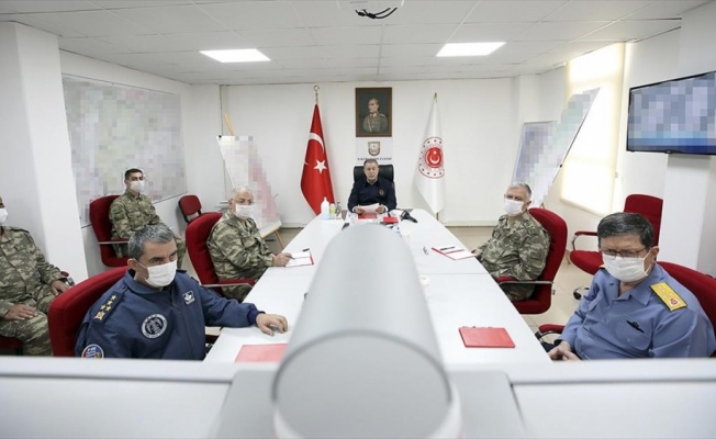 Milli Savunma Bakanı Akar ve TSK'nın komuta kademesinden sınır hattında bayram