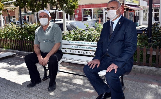 Özel tasarım bankta 'yöre ağzıyla' sosyal mesafeye dikkati çekiyorlar