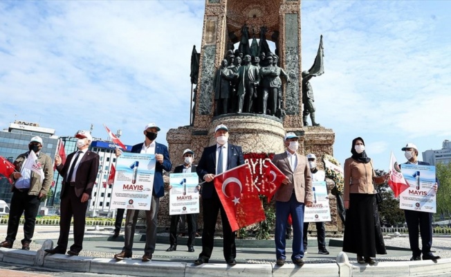 Sendikalar 1 Mayıs dolayısıyla Taksim Cumhuriyet Anıtı'na çelenk bıraktı